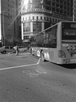 俩公交车路口相撞 多名乘客受伤 - Syd.Com.Cn