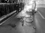 骑自行车过马路女子被轿车撞飞 - Syd.Com.Cn