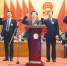 新当选的国家工作人员向宪法宣誓。 靳军摄 - 新浪辽宁