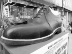 六旬鞋匠手工打造亚洲最大鞋 完成那天歇4小时没动弹 - Syd.Com.Cn