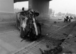 沈阳：车撞桥墩侧翻 司机自己爬出（图） - 辽宁频道