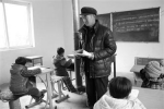 葫芦岛：山村代课30年 花甲老师陪孩子跑跳玩 - 辽宁频道