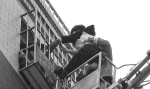 辽阳一女子悬阳台外 消防用云梯将其救下 - 辽宁频道