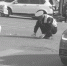 葫芦岛：为防碎玻璃扎车 最美交警蹲马路捡3次 - 辽宁频道
