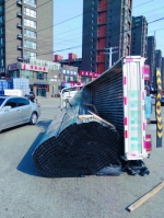沈阳：货车装2吨钢材 转弯时侧翻（图） - 辽宁频道