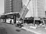 沈阳：公交车出租车“互怼” 多名乘客受伤 - 辽宁频道