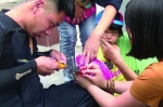 阜新：五岁娃玩玩具 塑料环卡死手指（图） - 辽宁频道