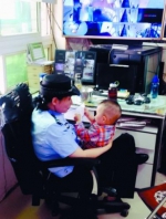 哺乳期女警坚持高考执勤  在值班室给娃喂奶 - 辽宁频道