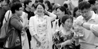 妈妈们组团穿旗袍陪考：祝孩子旗开得胜 - 辽宁频道