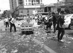 葫芦岛：拐弯甩出半车西瓜 警民联手搬运清理 - 辽宁频道