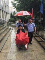大连：考生坐轮椅参加中考 民警护送他进出考场 - 辽宁频道