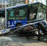 沈阳135路公交车撞倒路灯杆 十余名乘客受伤 - 新浪辽宁