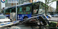 沈阳135路公交车撞倒路灯杆 十余名乘客受伤 - 新浪辽宁