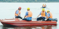 7月7日，水务集团员工在浑河水面进行防汛抢险备战演练。李浩摄 - 新浪辽宁