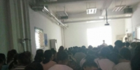 李月正在接受培训的房间，不足150平米挤满300人。（图片由受访者提供） - 新浪辽宁