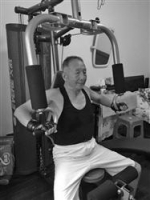 95岁老人自建"健身房"锻炼健身成家训 全家四代齐健身 - Syd.Com.Cn