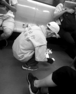 地铁上 他默默擦干净了陌生女乘客的呕吐物 - Syd.Com.Cn