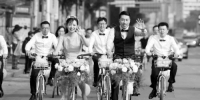 沈阳小伙骑共享单车娶新娘 30辆共享单车组车队 - 新浪辽宁