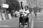 轮椅选手打完冰球赛又跑马拉松 - Syd.Com.Cn