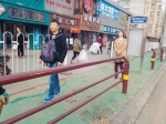 沈阳：护栏堵了公交站 等车乘客盼改进（图） - 辽宁频道