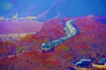 火车穿越“红海”本溪现“最美铁路线”（图） - 辽宁频道