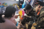 大连：手指被玩具卡住 消防员破拆救出孩子 - 辽宁频道