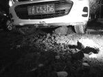 大连：深夜马路上惊现土石堆 轿车一头冲进去 - 辽宁频道