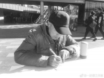 大连80后拉邮筒上街唤醒书信记忆（图） - 辽宁频道