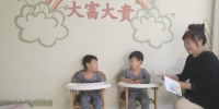 鞍山3岁双胞胎背百首古诗成社区“红人”（图） - 辽宁频道