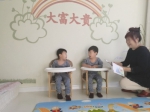 鞍山3岁双胞胎背百首古诗成社区“红人”（图） - 辽宁频道