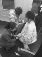 高铁经停沈阳站妈妈站台散步没上车 孩子被落在高铁上 - 新浪辽宁