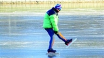 沈阳：冰面尚未冻实 已有市民涉险滑冰（图） - 辽宁频道
