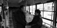 沈阳：老人车上突发病 公交司机急送医（图） - 辽宁频道