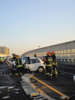 大连东联路早高峰发生严重车祸 双向大堵车（图） - 辽宁频道