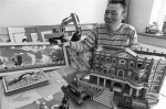 沈阳市：双腿截肢 一手残疾 他单手做出上百模型 - 残疾人联合会