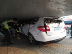 大连：吉普车一头钻进桥底 消防员救出被困司机 - 辽宁频道