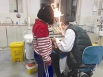 鞍山：牙医加班 8岁女儿“打下手”（图） - 辽宁频道