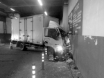 沈阳：厢货地下停车场内转弯处失控撞墙 司机被卡 - 新浪辽宁