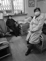 社区卫生服务站10℃ 患者穿棉衣盖被子输液 - Syd.Com.Cn