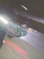 男子压在轿车下动不了 医护趴在地上紧急救助 - 辽宁频道