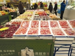 鞍山：水果市场有了“节日气氛”（图） - 辽宁频道