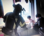 11个月大孩子淘气腿卡进暖气 消防员扩张缝隙才拔出 - 辽宁频道