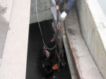 大连一男子钓鱼掉进4米多深排污渠（图） - 辽宁频道