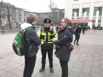 丹东：外国游客迷路民警引领受称赞（图） - 辽宁频道