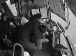 大连：公交司机突发脑出血 拼尽全力驶离火车道 - 辽宁频道