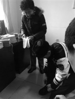 丹东66岁老人半年缝制180双鞋垫免费送交警 - 辽宁频道