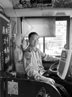 沈阳：点赞“中国红”公交车 暖心故事一车厢…… - 辽宁频道