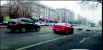 大连：流浪狗组团过马路 多位司机停车让行 - 辽宁频道