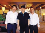 沈阳新松移动机器人BG总裁张雷（左）、移动机器人BG总工程师刘俏（右）与张艺谋合影 - 新浪辽宁