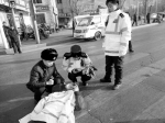 沈阳：老人骑车被撞翻动弹不得 交警环卫来救助 - 新浪辽宁